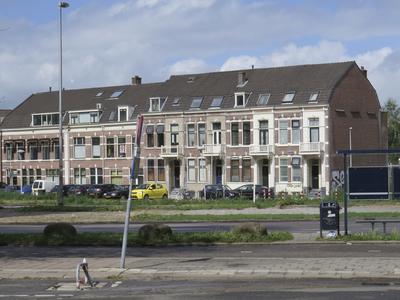 906534 Gezicht op de voorgevels van de panden Leidsekade 19-26 te Utrecht, vanaf het Westplein.